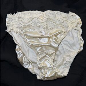 Vintage Victoria’s Secret Satin Lace Bikini Panties Cream Size M Style 70012